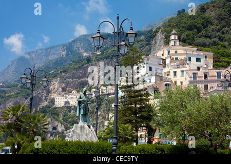 Mémorial à Flavio Gioia, inventeur de la boussole, village d'Amalfi, côte amalfitaine, UNESCO World Heritage site, Campanie, Italie, Méditerranée, Europe Banque D'Images