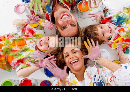 Hispanic family couverts dans la peinture portant sur marbre Banque D'Images