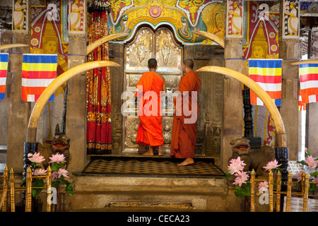 Dent moines puja shrine Temple de la Dent Sacrée Kandy au Sri Lanka Asie Banque D'Images