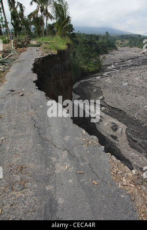 Lahar dommages à la route de Mt. L'éruption du volcan Merapi Yogyakarta Indonésie Banque D'Images