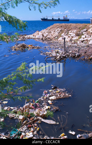 Kingston Jamaïque Déchets - La pollution dans le port de Kingston Banque D'Images