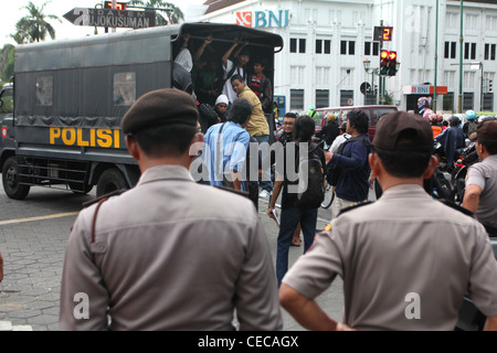 Police à Yogyakarta Indonésie anti gouvernement manifestent Banque D'Images