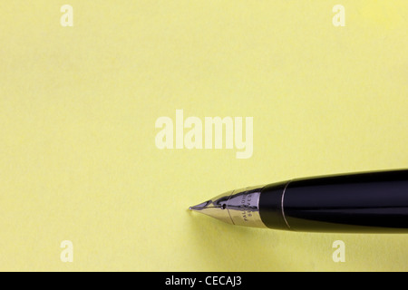 Stylo sur un post-it jaune with copy space Banque D'Images