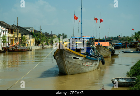 Dans Hoi An, un port de commerce vietnamien historique, bateaux de pêche en bois sont ancrées dans la rivière Thu Bon Banque D'Images