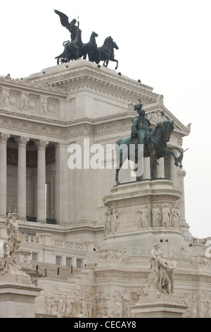 Un énorme monument en marbre blanc hommage à le premier roi d'une Italie Victor Emmanuel II Rome Italie Banque D'Images