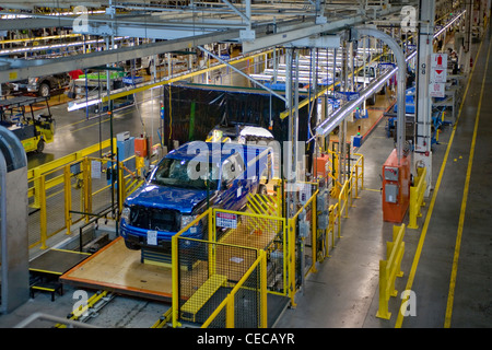 Complété en partie F-150 camions vous déplacer vers le bas de la ligne de production à l'usine de River Rouge Ford à Dearborn, Michigan Banque D'Images