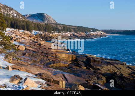 Un matin d'hiver sur la côte du Maine dans l'Acadia National Park. Ocean Drive section du parc. Banque D'Images