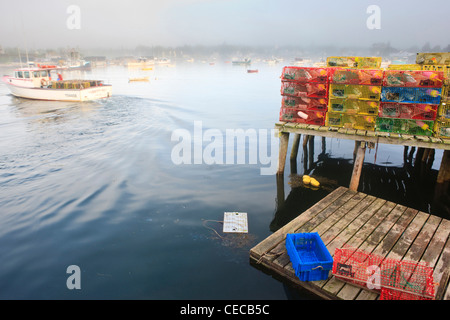 Les casiers à homard et les bateaux dans le brouillard du matin. Corea, Maine. Banque D'Images