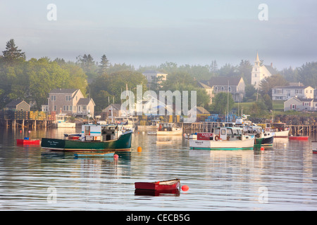 Bateaux dans le brouillard du matin. Corea, Maine. Banque D'Images