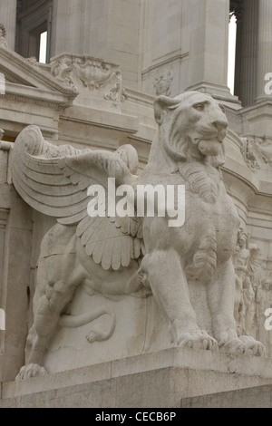 Lion ailé statue au roi de Sardaigne Victor Emmanuel Monument à Rome Italie Banque D'Images