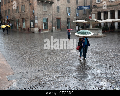 La pluie sur la Piazza della Repubblica, Urbino, Marches, Italie Septembre 2011 Banque D'Images