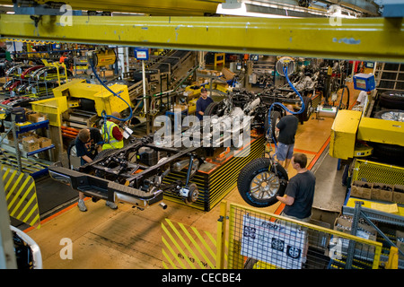 Les travailleurs de l'usine d'assemblage du châssis F-150 camions de ramassage à la ligne de production de River Rouge Ford à Dearborn, Michigan. Banque D'Images