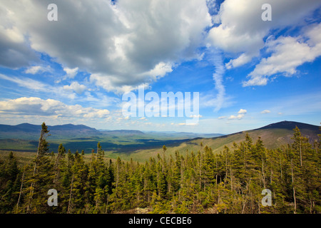 Avis de Sugarloaf Mountain de l'Appalachian Trail sur la montagne de Crocker Stratton, Maine. Banque D'Images