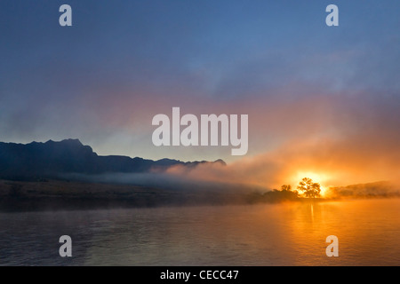 Morning Sunrise Burns, dans le brouillard sur la rivière Missouri, à la partie supérieure de la rivière Missouri Breaks National Monument, Montana, USA Banque D'Images