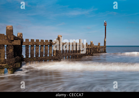 Épi à Overstrand sur la côte nord du comté de Norfolk. Lumière brillante et de motifs en vagues Banque D'Images