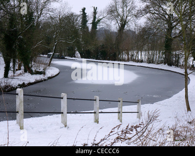 Vue d'une courbe dans le Grand Union Canal à l'hiver 2012 Banque D'Images
