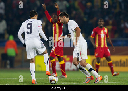 Herculez Gomez (L) et Clint Dempsey des USA kick off pour redémarrer la lecture après avoir concédé un but pour le Ghana dans un match de Coupe du monde. Banque D'Images