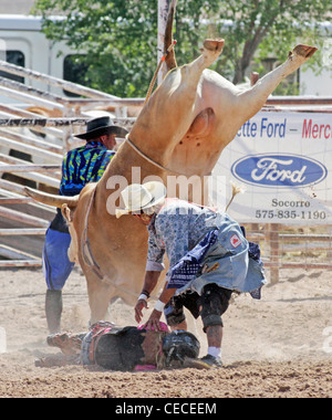 Socorro, Nouveau Mexique, USA. Femme portant sur le terrain après la chute de sa monture pendant le concours de taureaux Banque D'Images