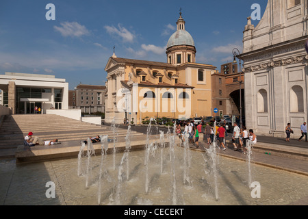 Chiesa di San Rocco et de San Girolamo dei Croati et le Museo dell'Ara Pacis par le côté du Tibre à Rome Banque D'Images