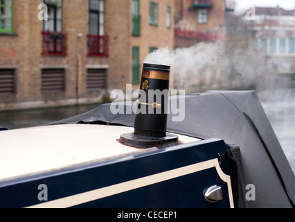 Bateau étroit sur canal avec des fumeurs de cheminée cuisinière Banque D'Images