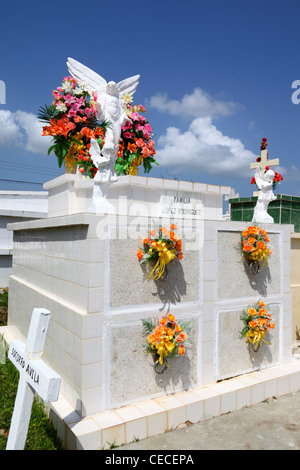 Tombes dans le cimetière de Parita décorées de fleurs colorées, province de Herrera, péninsule d'Azuero, Panama Banque D'Images