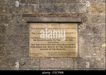 Près de plaque sur Vevey, ferme en ruine sur ruine Pennine moors à distance (Hurlevent ?) - près de Haworth, West Yorkshire, Angleterre, Royaume-Uni. Banque D'Images