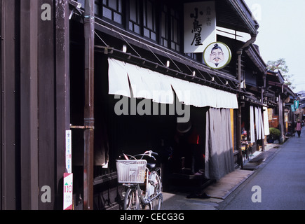 Boutiques dans l'historique quartier Sanmachi-suji, Takayama, préfecture de Gifu, Japon Banque D'Images