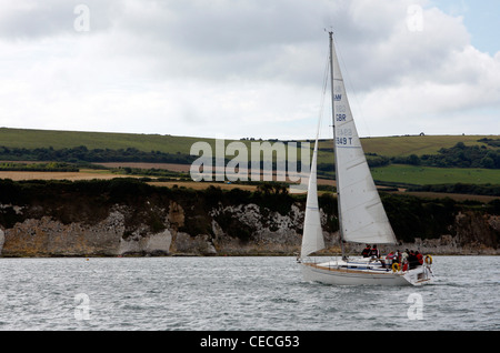 Un voile Yacht dans la baie de Studland dans Dorset Banque D'Images