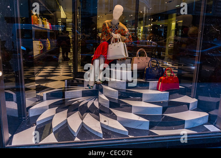 Paris, France, boutiques de marques de produits de luxe sur la rue Faubourg Saint Honoré, Lanvin Shop, vitrine avec sacs à main mannequins vêtements de mode, étiquettes de mode Banque D'Images