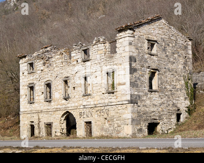 Vieille maison endommagée sur le chemin qui ne mène nulle part Banque D'Images