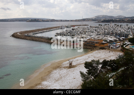 Puerto Portals Marina Portals Nous en hiver avec la neige sur la municipalité de Calvià plage Majorque Majorque Espagne Baléares Banque D'Images