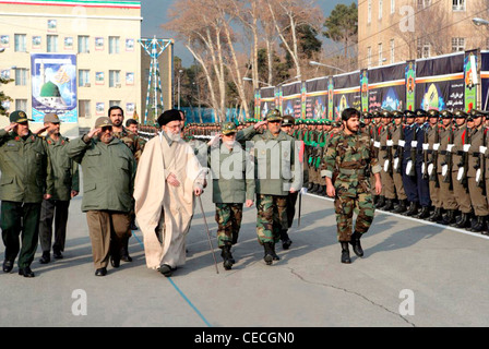 Le chef spirituel de la République islamique d'Iran et commandant de l'armée de l'Ayatollah Khamenei lors d'un défilé de l'armée iranienne. Banque D'Images