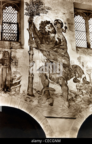 Carte postale Noir et Blanc peinture murale du 15e siècle de Saint Christophe portant le Christ dans l'église de Pickering North Yorkshire Banque D'Images