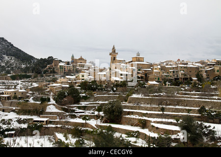 Valldemossa petit village de Serra de Tramuntana en hiver avec la neige, Majorque, Iles Baléares Majorque Espagne Banque D'Images