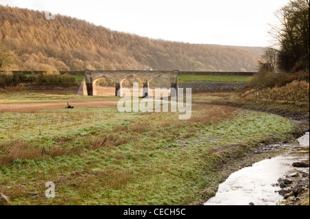 L'ensemble ruisseau de lit desséché de Lindley Wood Réservoir (faible niveau d'eau après l'automne sec) et 3-arch bridge road - North Yorkshire, Angleterre, Royaume-Uni. Banque D'Images