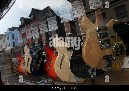 Sélection de guitares en photo dans "la guitare, clavier & amp Centre' vitrine dans Brighton, East Sussex, UK. Banque D'Images