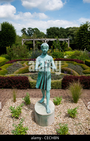 Statue de jeune fille appelée la 'lampe de la sagesse'. Waterperry gardens jardin ornemental statue. Wheatley, l'Oxfordshire. L'Angleterre Banque D'Images