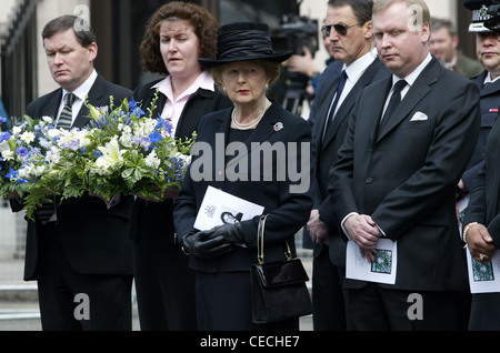 L'ancienne première ministre britannique Margaret Thatcher assiste à un service commémoratif pour assassiner le PC Yvonne Fletcher à Londres en 1994 Banque D'Images