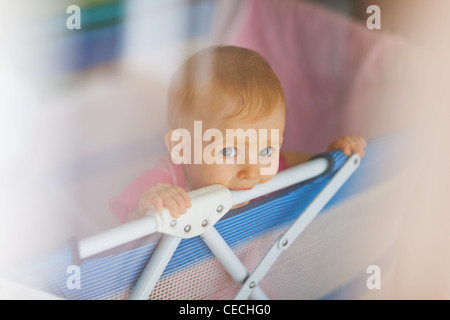 Portrait de bébé solitaire debout dans un parc pour enfants Banque D'Images