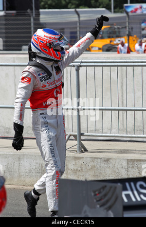 Jenson Button en agitant de fans à la fin de la 2010 British Grand Prix de Formule 1 Banque D'Images