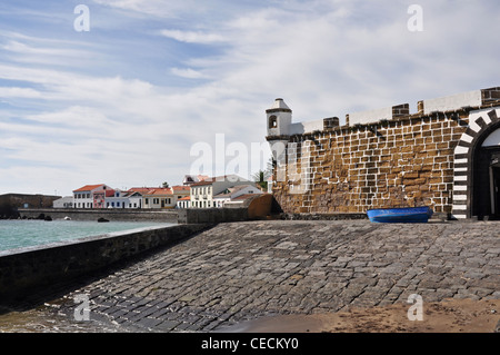 L'EUROPE, PORTUGAL, Azores, Faial, Horta, dans la baie de Porto Pim Pim avec Fort (18ème siècle) Banque D'Images