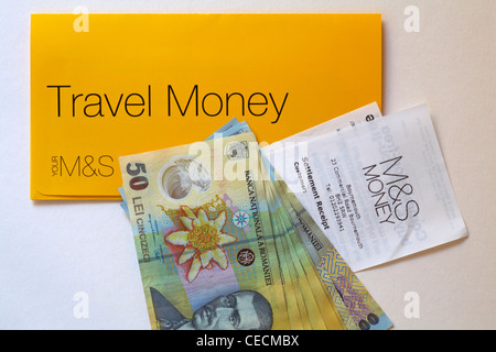 Billet d'argent de M&S - porte-monnaie de règlement, réception et Lei roumains service situé sur fond blanc Banque D'Images