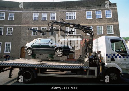 L'Angleterre, Londres, voiture en stationnement illégal étant supprimé Banque D'Images