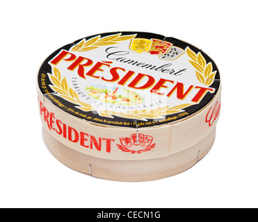 Camembert fromage français sur fond blanc Banque D'Images
