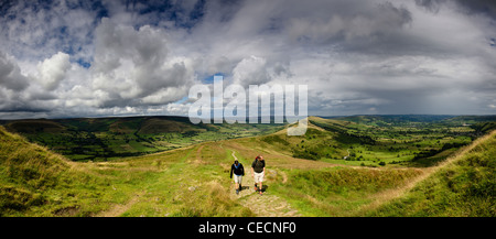 Afficher le long de la grande crête qui s'étend de Mam Tor pour Losehill, Derbyshire. Deux marcheurs en premier plan. Banque D'Images