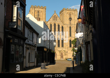 La cathédrale de Ripon avant de l'ouest de Kirkgate, Ripon, North Yorkshire, UK Banque D'Images