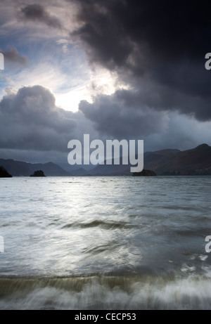 Vue sur Derwentwater sur un jour de tempête Banque D'Images