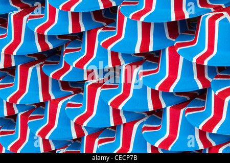 Un motif formé par un empilement de chapeau melon souvenir patriotique Union Jack peint en couleurs. Banque D'Images