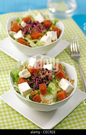 Salade avec du fromage et de coing. Recette disponible Banque D'Images