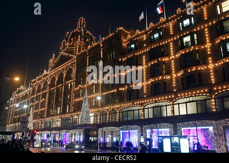 United Kingdom London Knightsbridge Brompton Road harrods store éclairée la nuit Banque D'Images